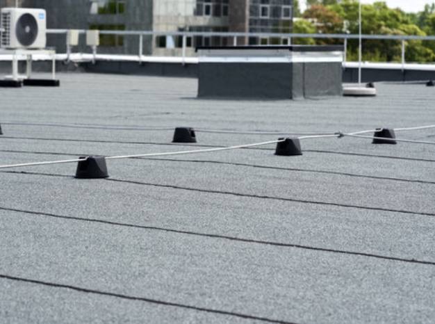 Flat felt roof on a commercial building